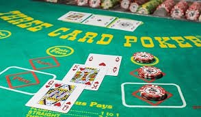 Pemain menggunakan laptop menikmati permainan roulette kasino langsung dengan dealer profesional